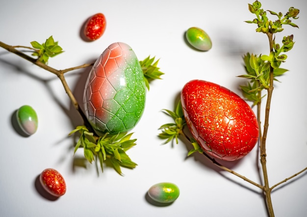 Huevos de Pascua con chocolate con sorpresa en su interior.