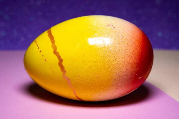 Huevos de Pascua con chocolate con sorpresa en su interior.