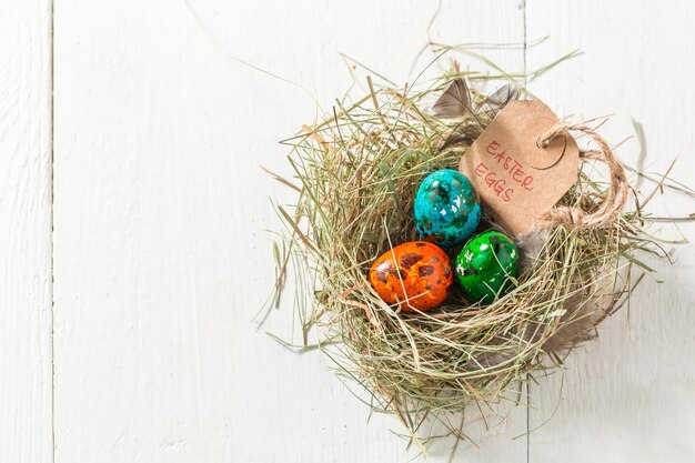 Huevos de Pascua de codorniz con plumas y heno