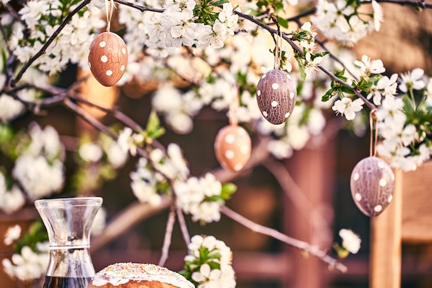 Huevos de Pascua colgando de un árbol