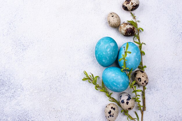 Huevos de pascua en color azul