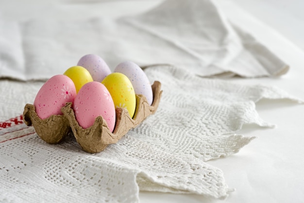 Huevos de Pascua de color sobre un fondo claro