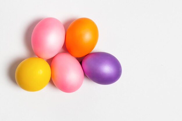 Huevos de Pascua de colores aislados sobre fondo blanco