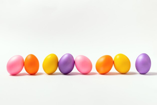 Huevos de Pascua de colores aislados sobre fondo blanco