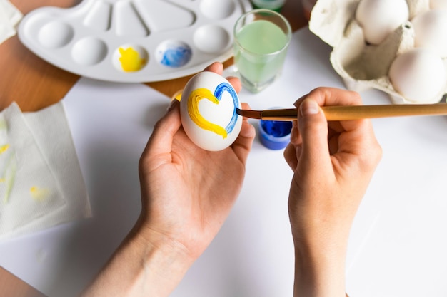 Huevos de Pascua en los colores azul y amarillo de la bandera ucraniana Detener la guerra en Ucrania