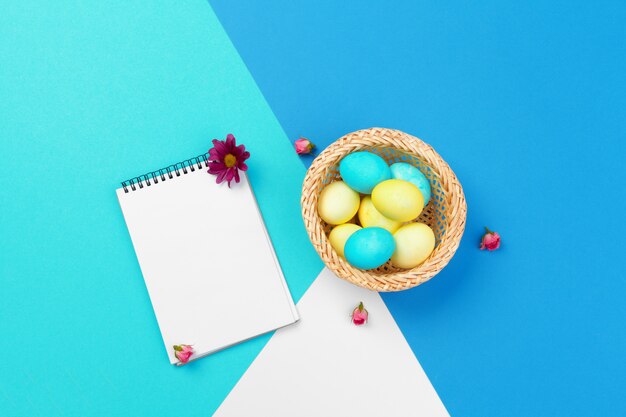 Huevos de Pascua en colores azules. El lugar para el texto en el papel.