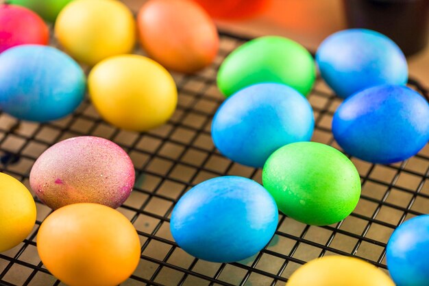 Huevos de Pascua de colores brillantes.