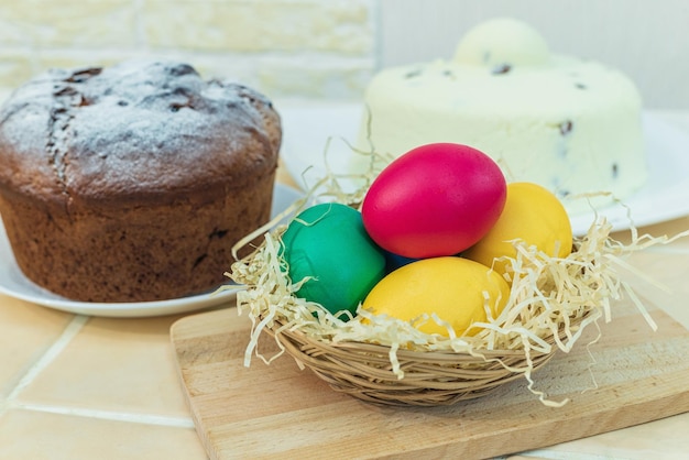 Huevos de Pascua de colores en una cesta de mimbre