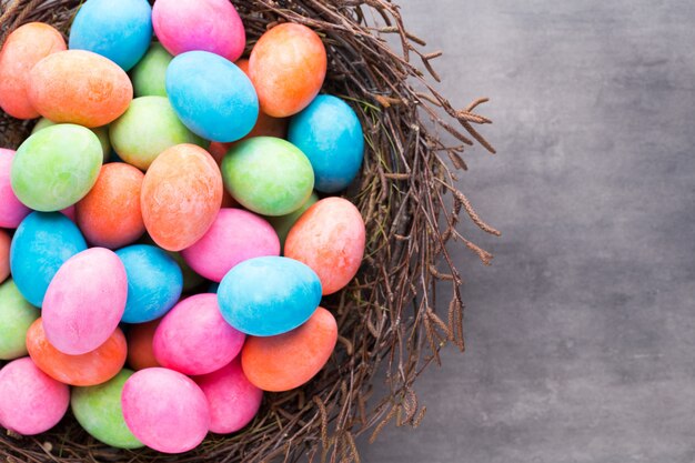 Huevos de Pascua de colores en el fondo vintage.