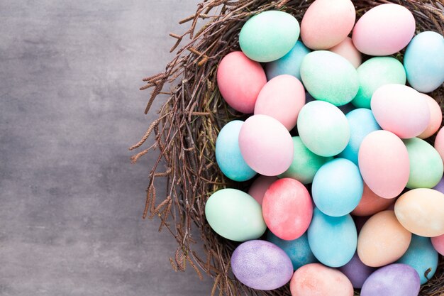 Huevos de Pascua de colores en el fondo vintage