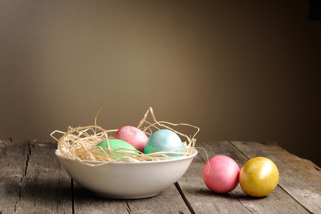 Huevos de pascua de colores en nido