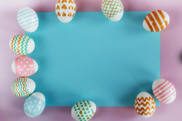 Huevos de pascua en colores pastel con un patrón sobre un fondo rosa