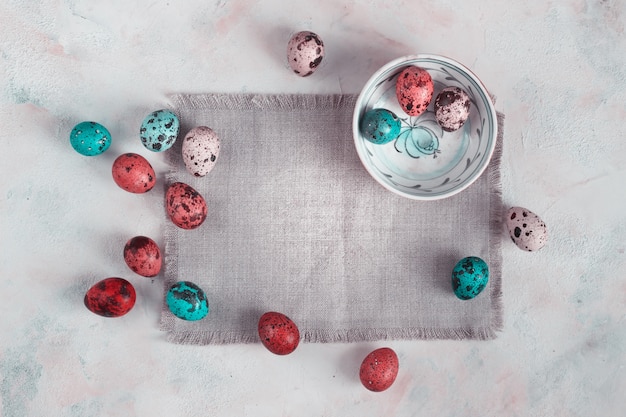 Huevos de pascua de colores sobre un fondo de lona ligera