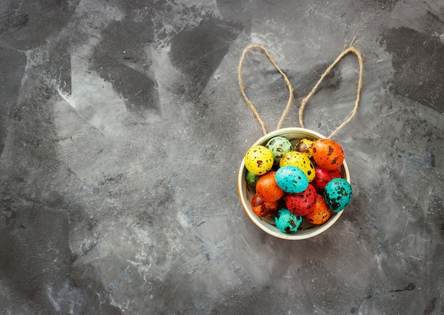 Huevos de Pascua de colores sobre un fondo oscuro