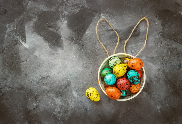 Huevos de Pascua de colores sobre un fondo oscuro