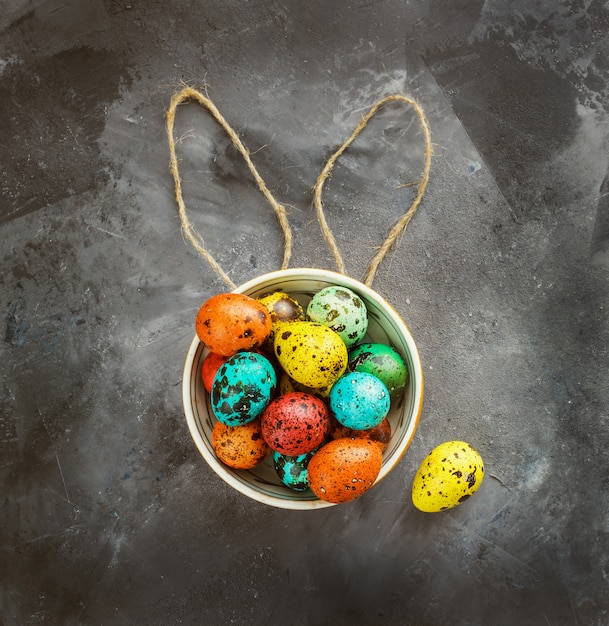 Huevos de Pascua de colores sobre un fondo oscuro