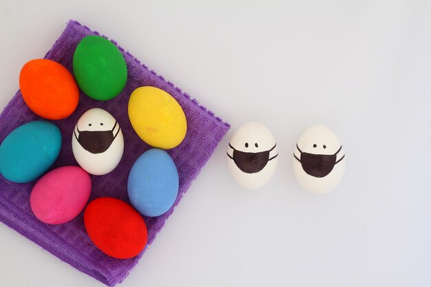 huevos de Pascua coloridos aislados sobre un fondo blanco