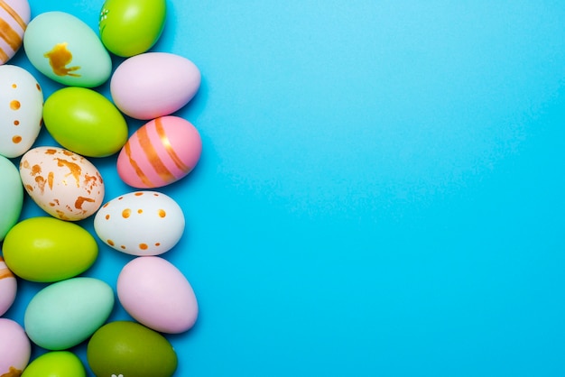 Huevos de Pascua coloridos en azul con espacio de copia