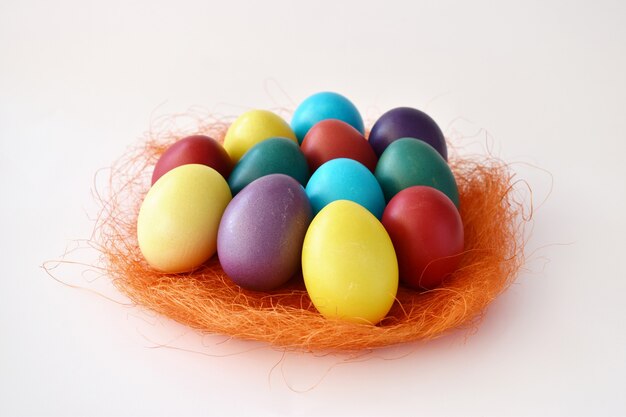 Huevos de Pascua coloridos en blanco