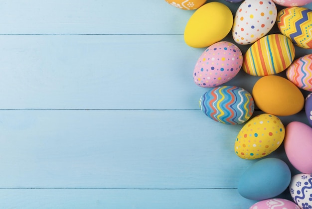 Foto huevos de pascua coloridos en el escritorio