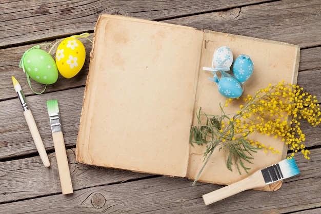 Huevos de Pascua coloridos y libro antiguo.