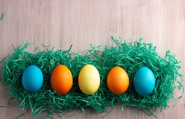 Huevos de Pascua coloridos en la madera blanca. Concepto de pascua feliz.