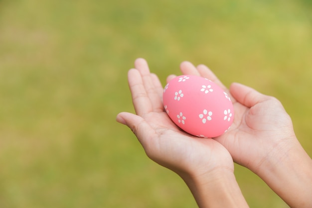 Huevos de Pascua coloridos en manos de los niños después de la caza del huevo.