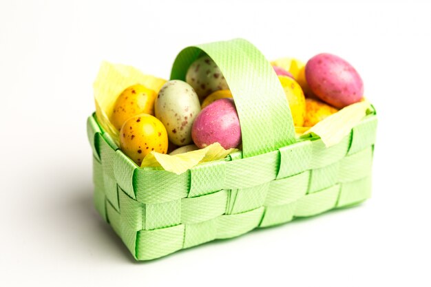 Foto huevos de pascua coloridos moteados en una cesta