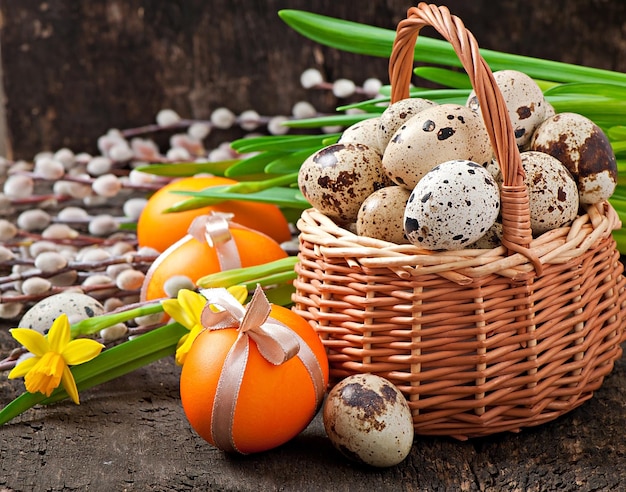 Huevos de Pascua coloridos sobre un antiguo fondo de madera