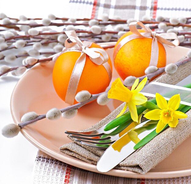 Huevos de Pascua coloridos sobre un fondo blanco