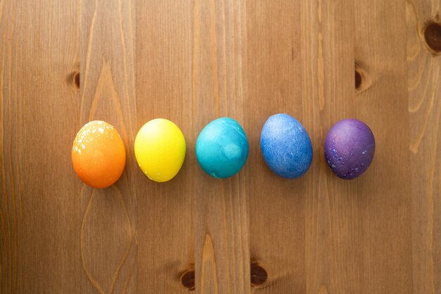 Huevos de Pascua coloridos sobre un fondo de madera