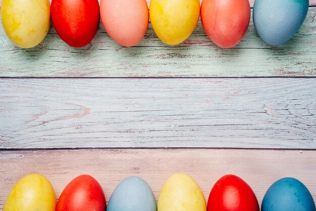 Huevos de Pascua coloridos sobre fondo pastel