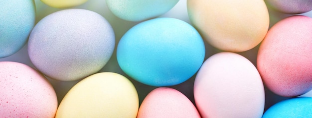 Huevos de Pascua coloridos teñidos por agua coloreada con un hermoso golpeteo