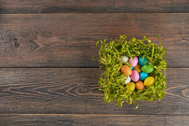 Los huevos de Pascua coloridos en verde jerarquizan en la tabla.