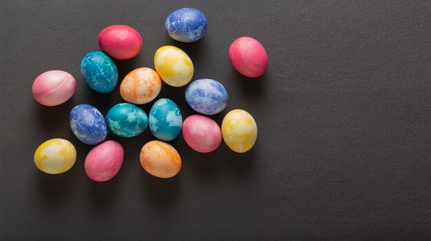 Huevos de Pascua contra un fondo oscuro con espacio de copia