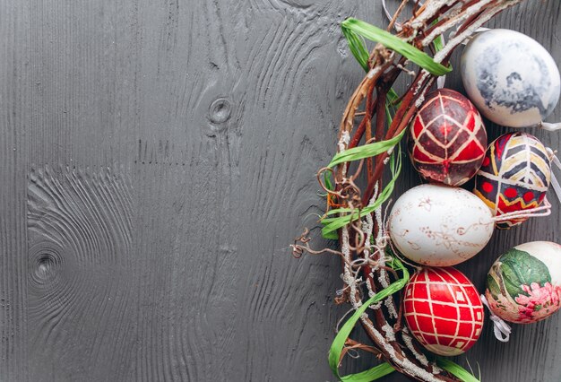 Huevos de Pascua y corona sobre un fondo de madera