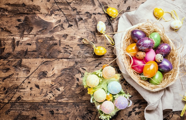 Huevos de Pascua en un cuenco