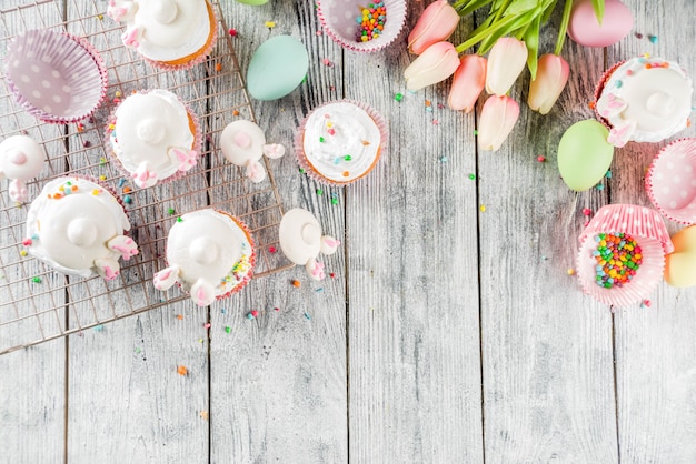 Huevos de pascua y cupcakes de conejito