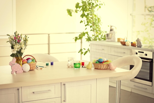 Huevos de pascua y decoraciones en la mesa.