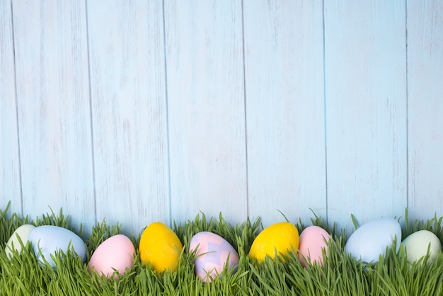 Huevos de pascua decorados en la hierba