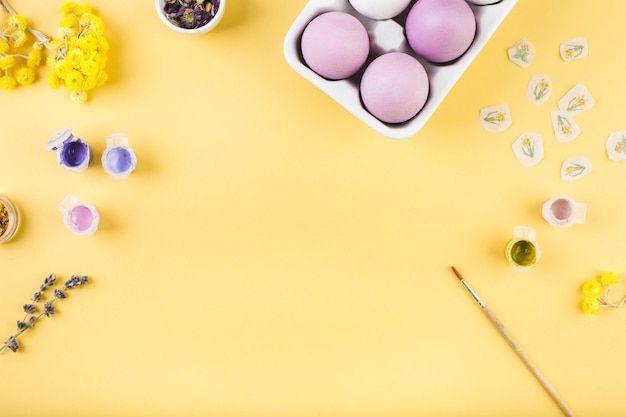 Huevos de Pascua decorados sobre fondo amarillo concepto de pascua feliz mínimo vista superior foto de alta calidad