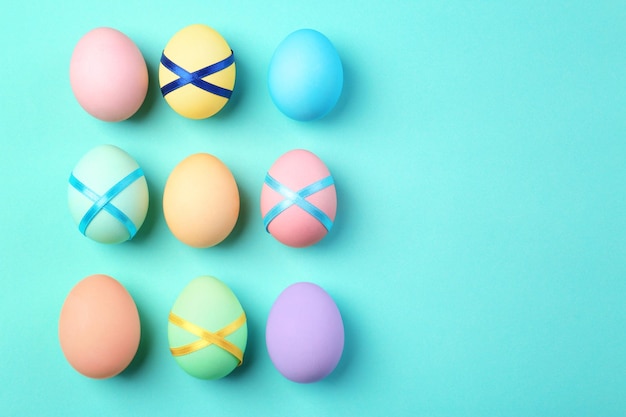 Huevos de Pascua decorados sobre fondo de color