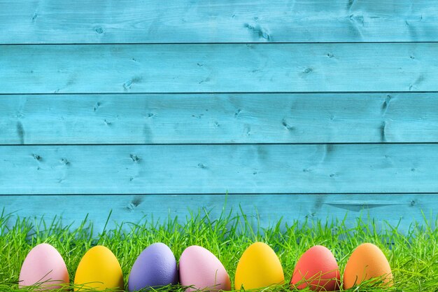 Huevos de Pascua decorados sobre hierba verde. Espacio para texto - Imagen