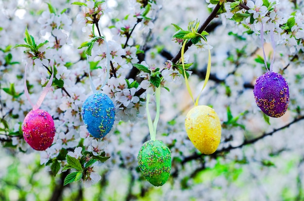 Huevos de pascua decorativos en un árbol en flor