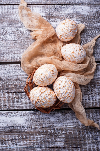 Huevos de Pascua decorativos blancos y dorados.