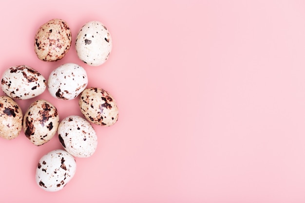 Huevos de Pascua decorativos, dulces de chocolate sobre fondo rosa suave. Laicos plana de vacaciones de primavera