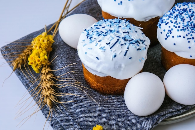 Huevos de Pascua Día feliz Pascua brillante Vacaciones de Pascua ortodoxa Comida tradicional Tendencia creativa y elegante Pastel de Pascua casero Enfoque selectivo