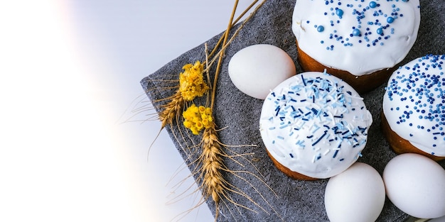 Huevos de Pascua Día feliz Pascua brillante Vacaciones de Pascua ortodoxa Comida tradicional Tendencia creativa y elegante Pastel de Pascua casero Enfoque selectivo