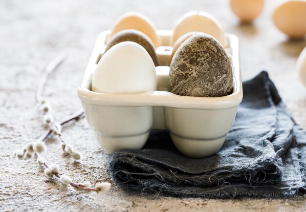 Huevos de Pascua de diferentes colores con estilo. Caseros teñidos naturalmente.