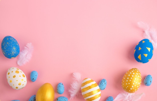 Huevos de Pascua dorados y azules con plumas